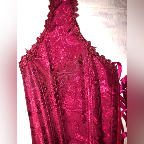 Deep red halter corset - Picture 3 of 8